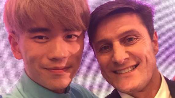 Zanetti e Zhang alla cena di fine anno del Jiangsu. E Yi Zhong ne approfitta per scattare un selfie con Pupi