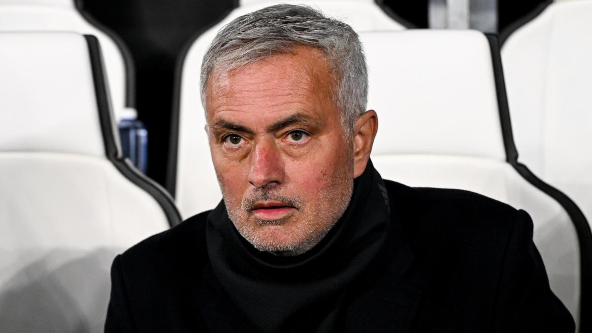 Mourinho scoppia in lacrime al Da Luz durante il minuto di silenzio per Silvino Louro
