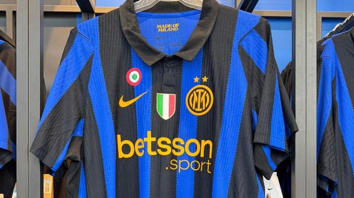 FOTO - La nuova maglia Home è già in esposizione nei negozi