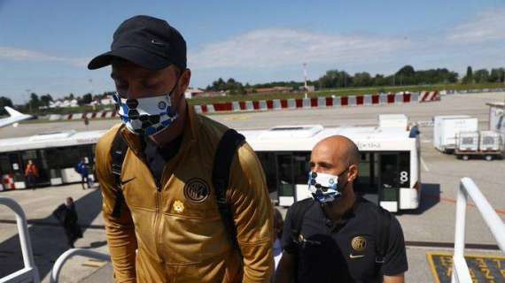 FOTO - Inter partita per Napoli: i giocatori in aeroporto con le mascherine ufficiali 