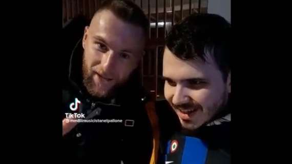 VIDEO - Un tifoso gli chiede di restare all'Inter, Skriniar reagisce così