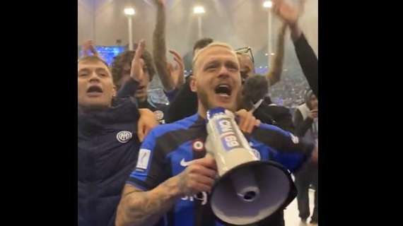 VIDEO - Cori e festeggiamenti con i tifosi: Dimarco versione capo ultras a fine partita