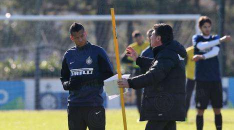 FOTO - Guarin ascolta WM. Titolare col Sassuolo?