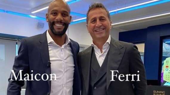 Inter, Ferri scherza con Maicon in sede: "Se c'è bisogno, siamo pronti"