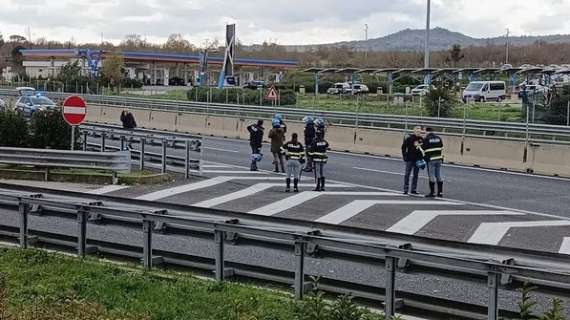 Scontri tra ultras di Napoli e Roma a Monte San Savino: Autosole chiusa per ore, un ferito