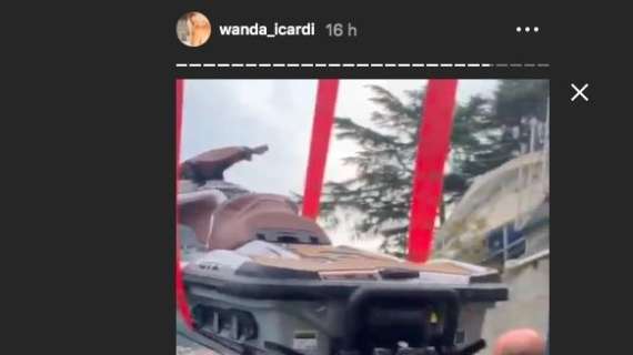 Piccolo incidente per Wanda Nara: si ribalta sul lago di Como a bordo della sua moto d'acqua e viene soccorsa
