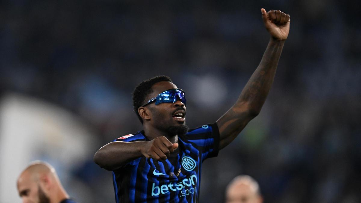 "Chi non salta rossonero è". E Thuram solleva lo striscione con il ratto