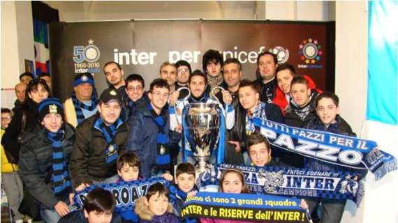 I membri dell&#039;Inter Club Maruggio in posa intorno alla Champions