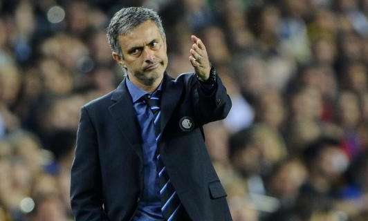 VIDEO - Ecco Mourinho: firma una sciarpa dell'Inter