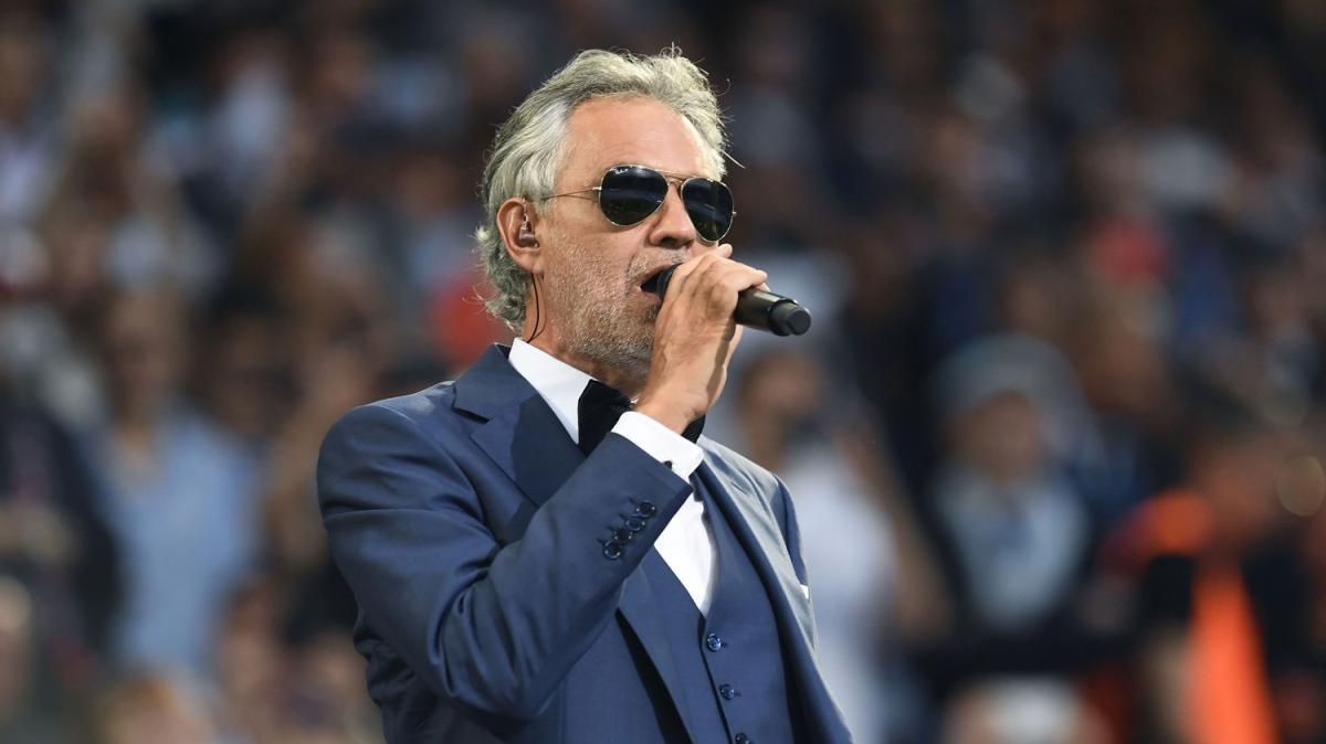 Milito omaggia Bocelli con la maglia del Racing dopo il concerto al Teatro Colón: "Grazie, maestro"