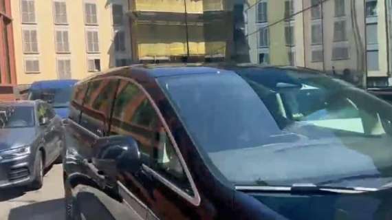 VIDEO - Bonny è arrivato nella sede dell'Inter: l'attaccante francese in Viale della Liberazione per le prime formalità 