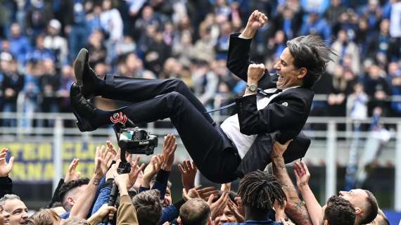 VIDEO - L'Inter festeggia Inzaghi in mezzo al campo: "Higher and higher"