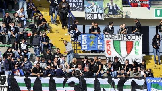 VIDEO - Assurdo: gli juventini lanciano dal settore...