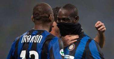 Maicon e Balotelli. Entrambi con le valigie pronte per lasciare l&#039;Inter.