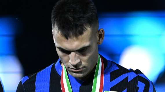 VIDEO - Lautaro, gesto da capitano: abbraccio a tutti i compagni dopo la consegna delle medaglie