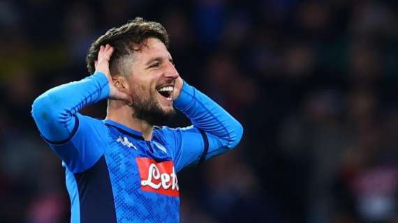 Il Chelsea prolunga il contratto di Giroud: l'Inter punta su Mertens, pista più facile rispetto al francese