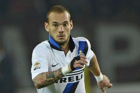 Sneijder non ha gradito il cambio: gesto di stizza e...