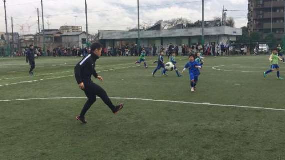 Yokohama, Nagatomo fa visita ai bimbi della scuola