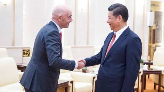 Infantino vede Xi Jinping: "La Fifa vuole aprire una nuova era nel calcio, non solo in Cina ma nel mondo"