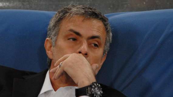 Che botta per Mou: capocciata contro la panchina!