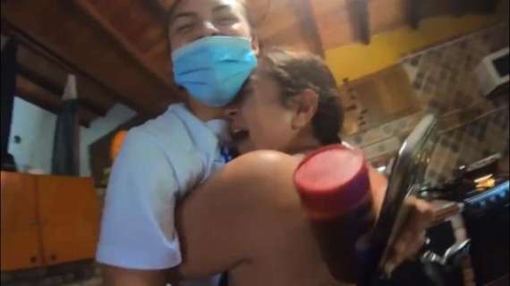 VIDEO - Yoreli Rincon torna in Colombia per Natale: sorpresa alla madre e filmato virale sui social