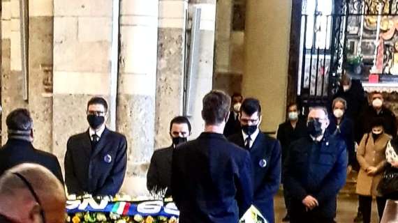 Funerali Bellugi, sciarpa nerazzurra sul feretro. Dirigenti, tifosi e appassionati nella Basilica