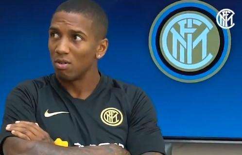 Young, siparietto a Inter TV: "L'italiano? È difficile". Ma tra le risate poi ammette di capirlo