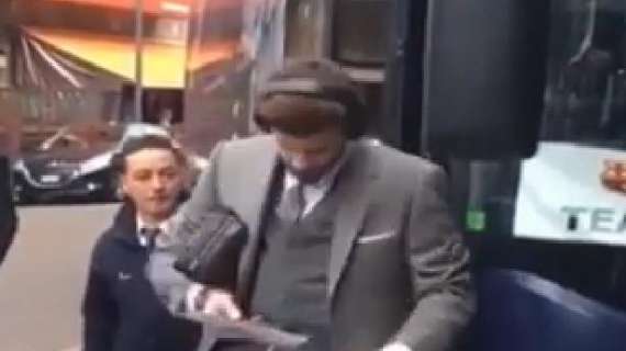 VIDEO - Piqué, l'inzuccata è sbagliata: prende in pieno lo specchietto dell'autobus