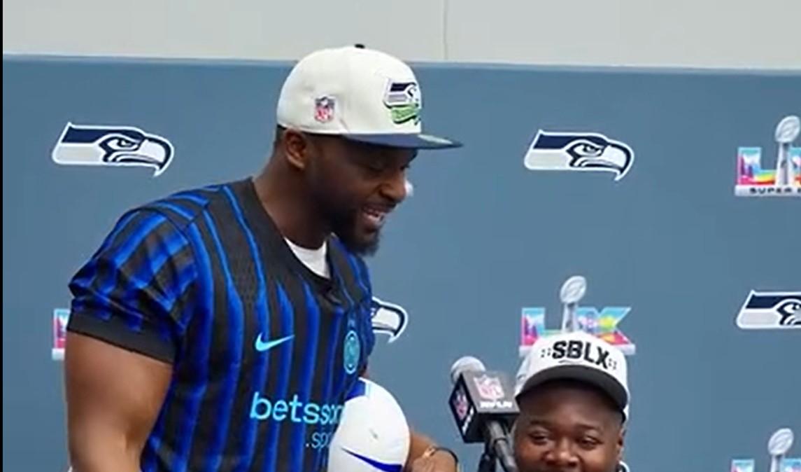 Vigilia di Superbowl tutta 'interista' per i Seattle Seahawks: show della leggenda Avril in maglia nerazzurra