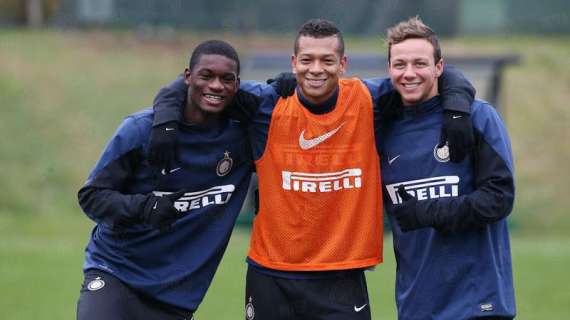 FOTO - Guarin se la ride con i due baby  nerazzurri