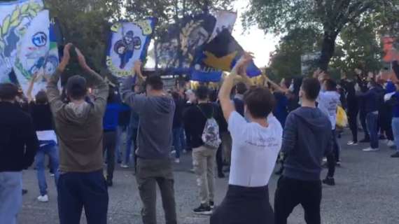 VIDEO - Meazza vuoto, ma all'esterno i tifosi dell'Inter fanno sentire il loro sostegno
