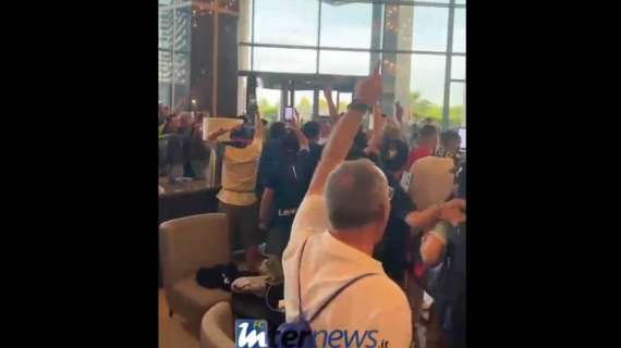 VIDEO - L'Inter tornata in albergo dopo la rifinitura: ad accoglierla, il calore della Curva Nord