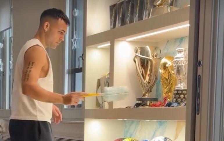Lautaro si prende cura dei suoi Trofei. Agustina lo prende in giro: "Domenica a casa"