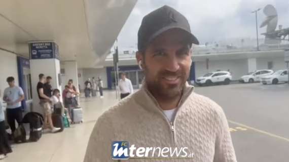 VIDEO - Fabregas, bocca cucita al rientro in Italia: no comment del tecnico alle domande sull'Inter 