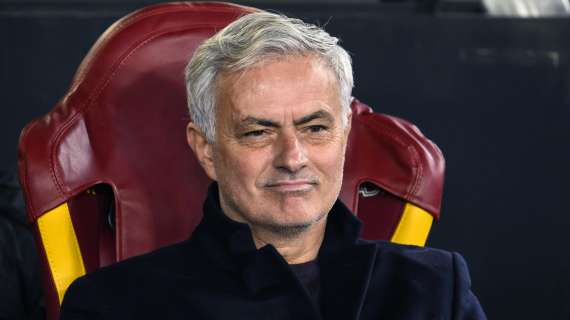 VIDEO - Ex collaboratore vince la Supercoppa d'Egitto, Mourinho lo chiama durante la conferenza