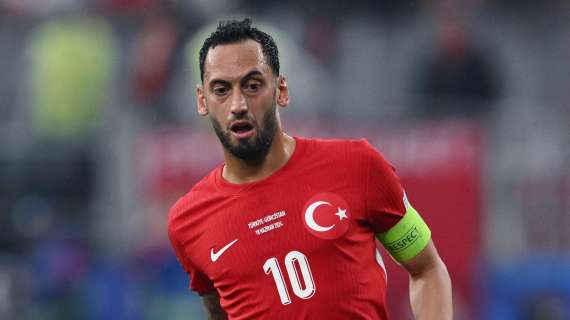 Turchia, Calhanoglu in campo per il primo allenamento: nel mirino la sfida al Montenegro