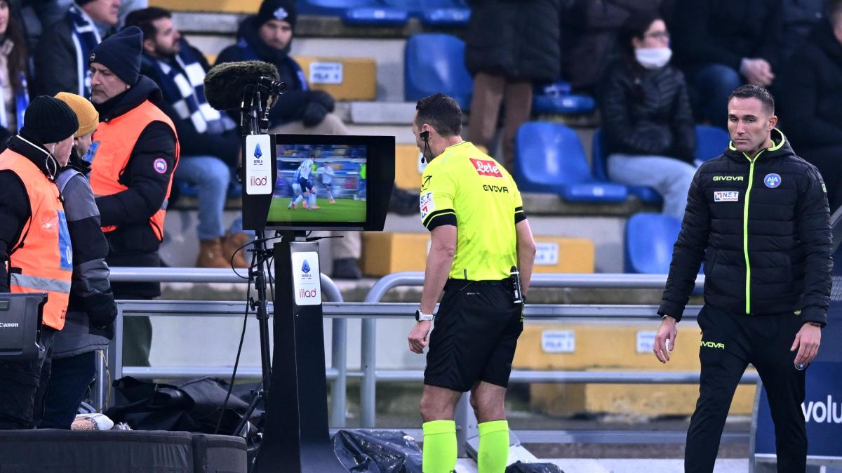 Si riunisce l'IFAB: dal VAR per i secondi gialli ai limiti del tempo, le novità al vaglio
