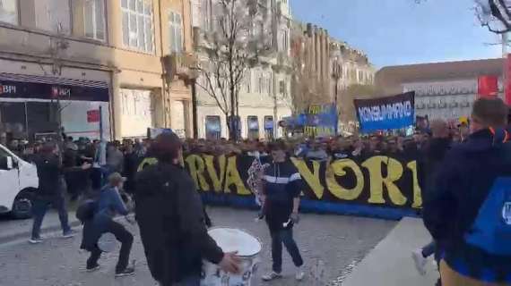 VIDEO - Verso Porto-Inter: il corteo della Curva Nord attraversa la città lusitana