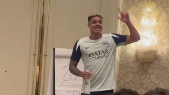 Luis Henrique si sottopone al rito per i nuovi arrivati. C. Augusto: "Benvenuto fratello"