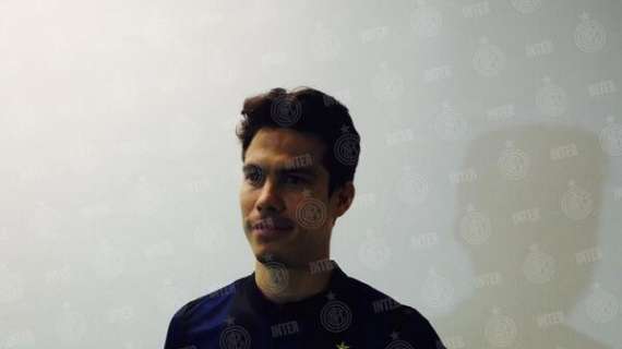 FOTO - Hernanes ora posa con la maglia dell'Inter