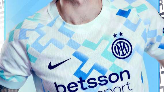 FOTO - Ronaldo posa con la nuova divisa away dell'Inter: il brasiliano testimonial Nike con altre 3 leggende
