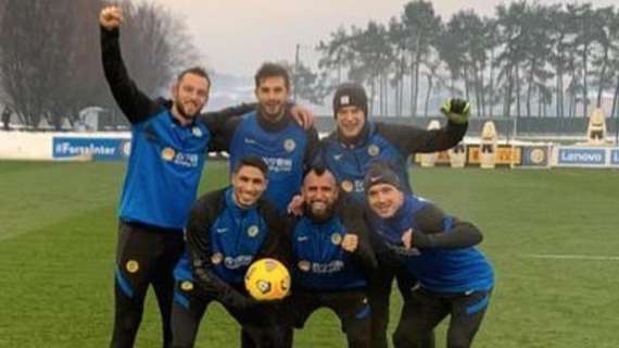 Inter, lavori in corso ad Appiano. Nainggolan dopo la partitella: "The winning team"