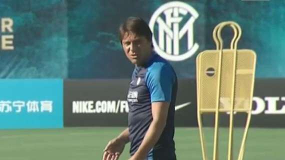Conte "come un leone in gabbia": alla ricerca di una postazione per seguire gli allenamenti individuali ad Appiano