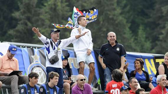 I tifosi con la testa al mercato e all'abbonamento