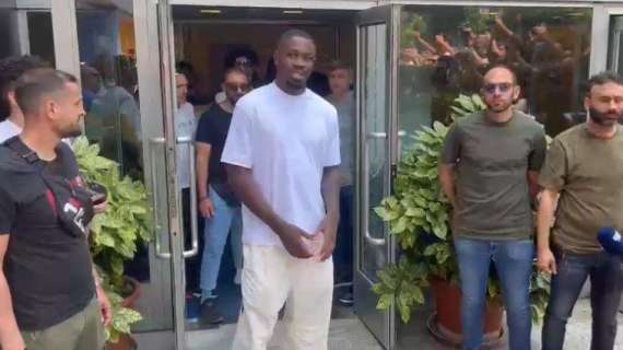 VIDEO - Thuram, visite al CONI finite. Ora tappa in albergo, poi andrà in sede per le firme 