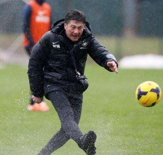 FOTO - Mazzarri, grinta e stile sotto la pioggia