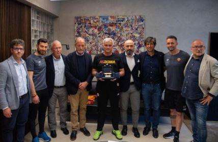 Dodici anni dopo il Triplete, Mourinho riceve la panchina d'oro 2009/10