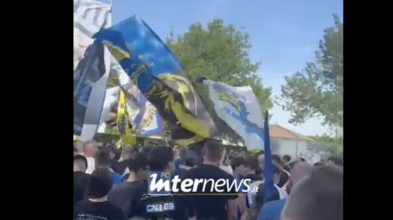 VIDEO - PSG-Inter, i tifosi nerazzurri caricano la squadra di Inzaghi: tappa ad Appiano per incitare Lautaro e compagni 