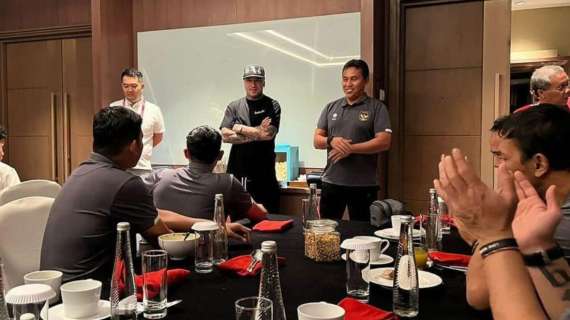 Nainggolan motiva l'U-17 dell'Indonesia prima dell'esordio. Thohir: "La sua esperienza è utile"