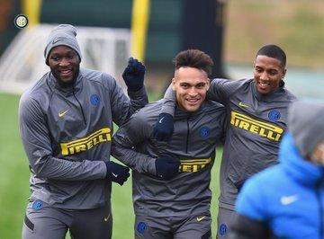Inter, domani il BMG: Ashley Young aspetta e sorride con Lukaku e Lautaro 